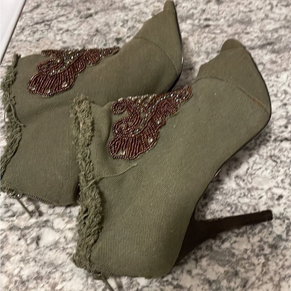 NWO Betsy Johnson beautiful beaded Bootie Heels , fits 8half ♥️ - Picture 6 of 8